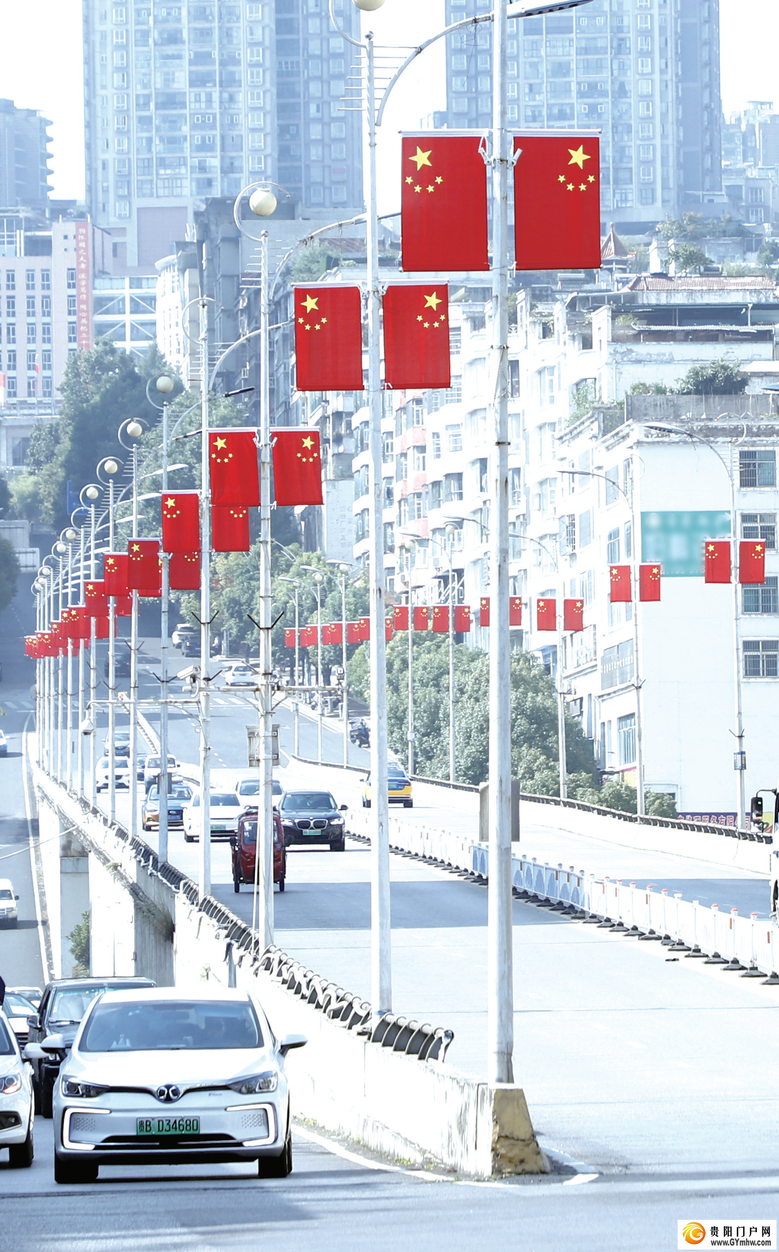 喜迎国庆 凉都街头飘起“中国红”(图2)