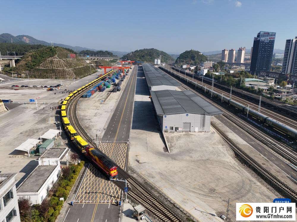 贵州开行首趟中老跨境货物列车汽车专列(图2)