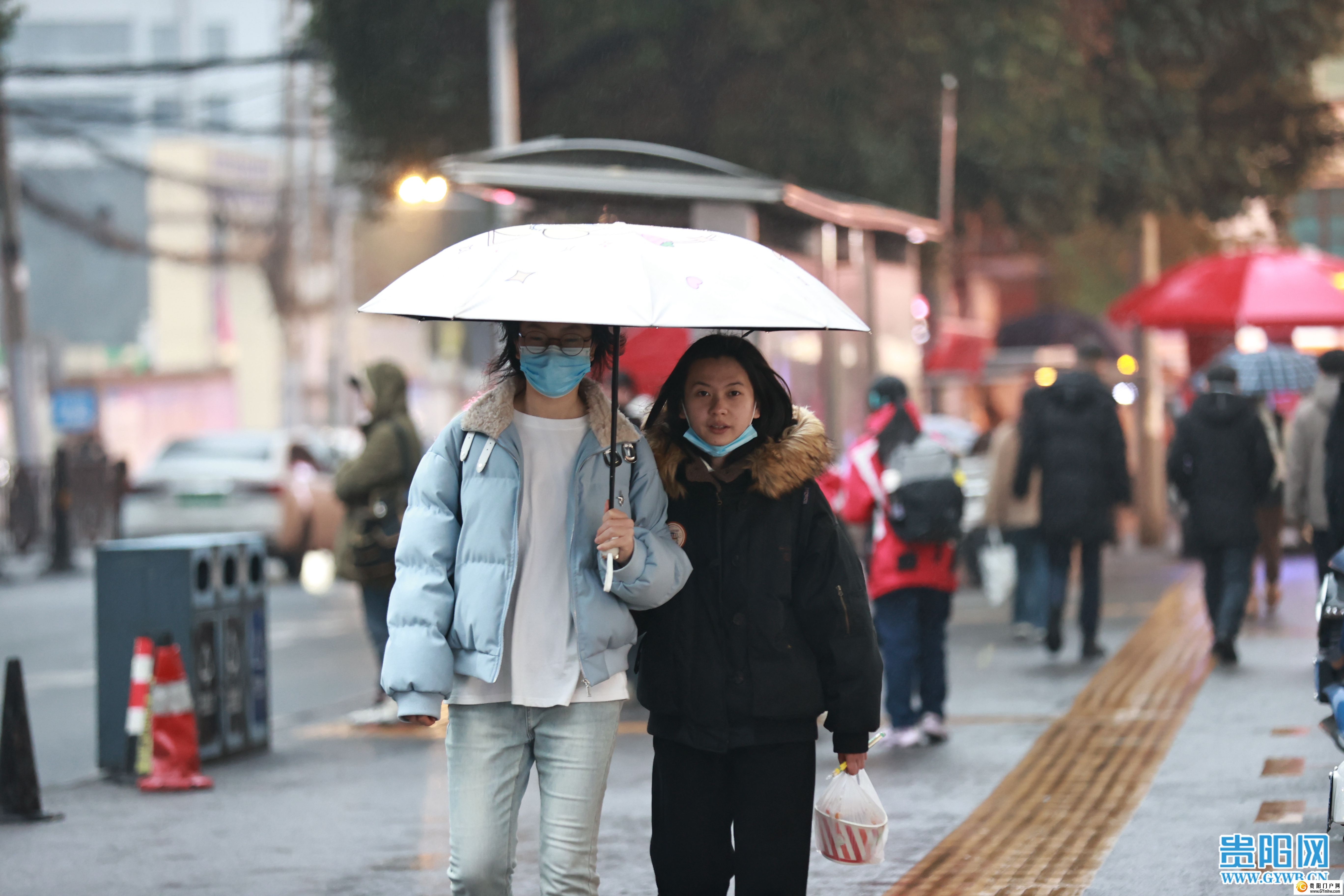 贵阳近日降温降雨，出行必备：棉衣+雨伞！(图1)