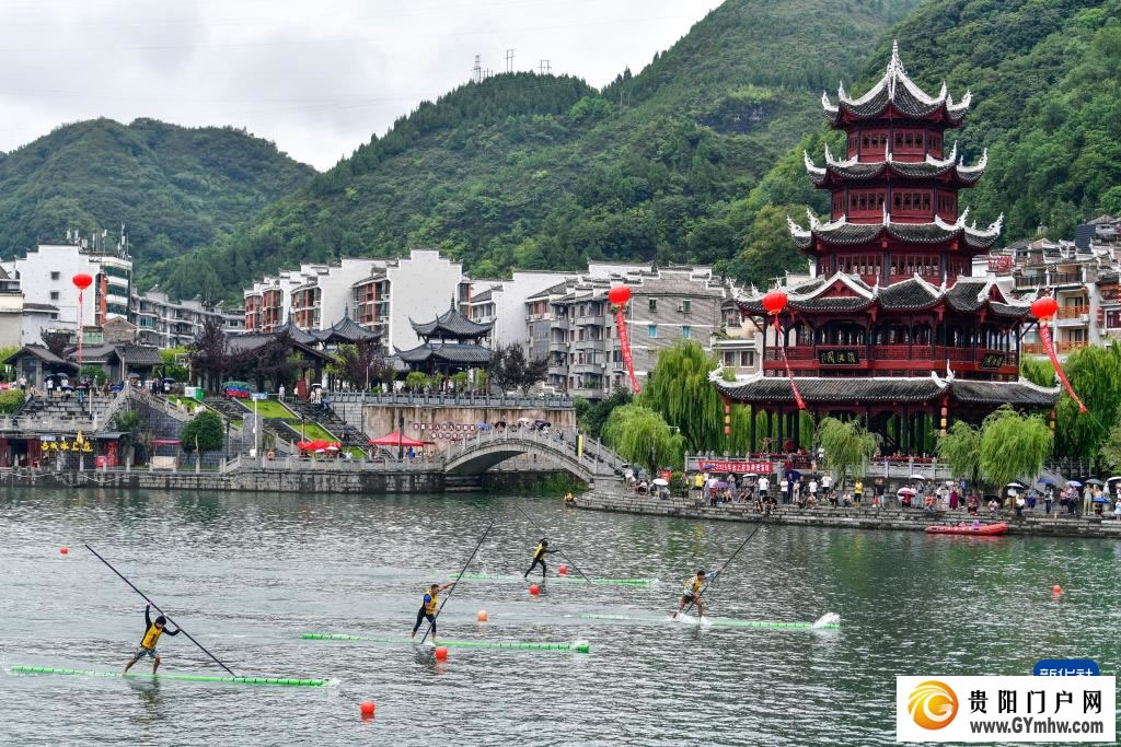 “一苇渡江”赛古城(图1)